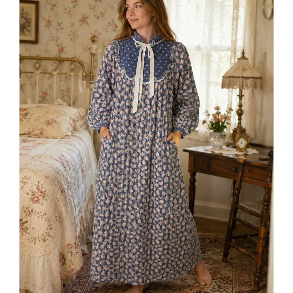 Vintage 70s Vandemere Quilted Robe S Blue Floral Prairie Cottagecore USA 1/2 Zip